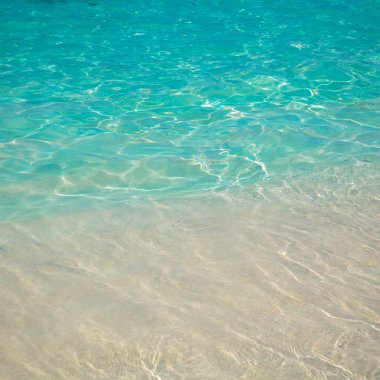 kumlu plaj ve mavi deniz dalgası. Güzel doğal arka plan. Turizm ve seyahat.