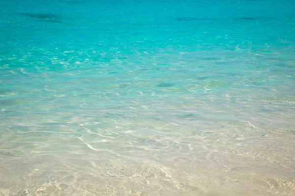 砂浜と青い海の波。美しい自然の背景。観光と旅行. — ストック写真