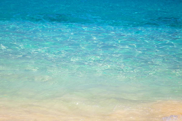 砂浜と青い海の波。美しい自然の背景。観光と旅行. — ストック写真
