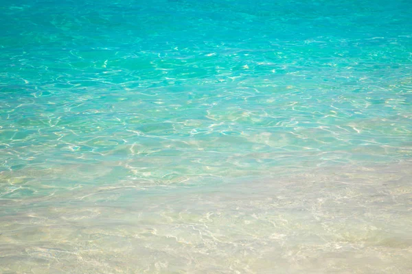 Playa de arena y olas azules. Hermoso fondo natural. Turismo y viajes . — Foto de Stock