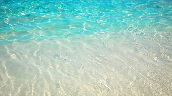 Playa de arena y olas azules. Hermoso fondo natural. Turismo y viajes . — Foto de Stock