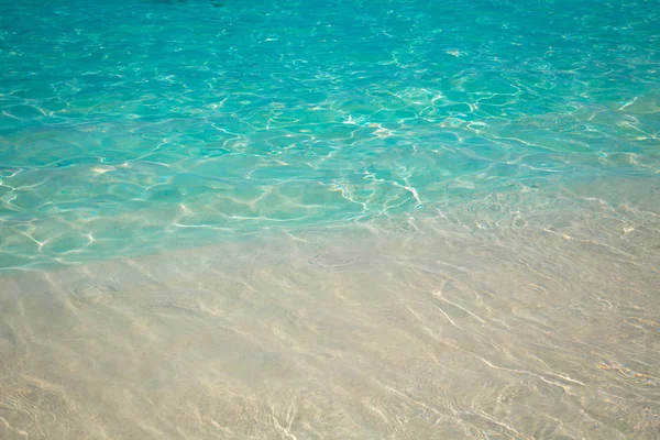 Sandstrand und blaue Meereswelle. schöner natürlicher Hintergrund. Tourismus und Reisen. — Stockfoto