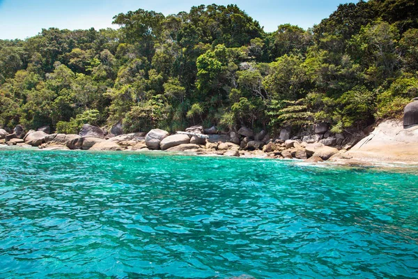 Similan Islands, Andaman Sea, Thailand, National park, beautiful blue sea. White boats with tourists. — Stock Photo, Image