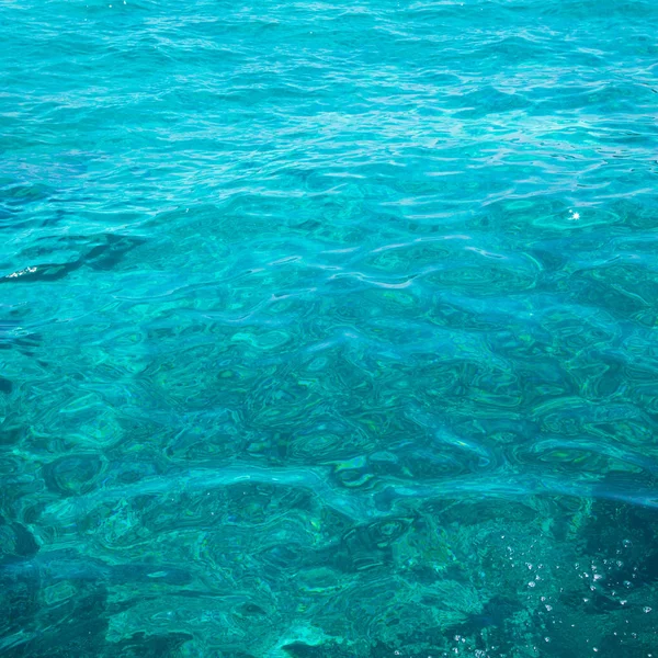 Modrá čistá voda. Krásná modrá mořská vlna se zavřela. Plážová dovolená na moři nebo v oceánu. — Stock fotografie