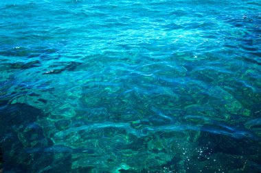Mavi berrak su. Güzel mavi deniz dalgası fotoğraf yakın. Denizde veya okyanusta plaj tatili.