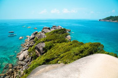 Similan Adaları, Andaman Denizi, Tayland, 18 Mart 2018: Milli park, güzel mavi deniz. Turistler ile beyaz tekneler.