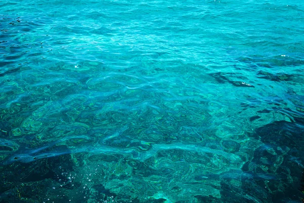 Синяя чистая вода. Фотография синей морской волны крупным планом. Пляжный отдых в море или океане . — стоковое фото