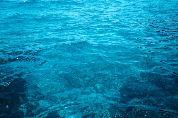 Kék tiszta víz. Gyönyörű kék tenger hullám fényképet közelről. Tengerparti nyaralás a tengeren vagy az óceánban. — Stock Fotó