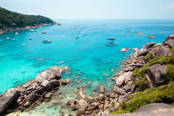 Similan Adaları, Andaman Denizi, Tayland, 18 Mart 2018: Milli park, güzel mavi deniz. Turistler ile beyaz tekneler.