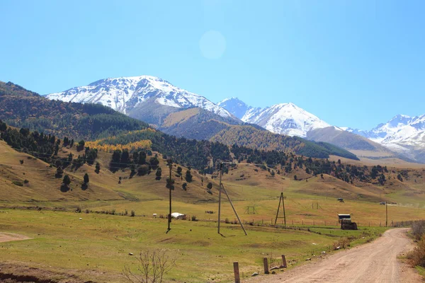 Vale nas montanhas. Paisagem de outono. Quirguizistão — Fotografia de Stock
