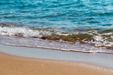 kumlu plaj ve mavi deniz dalgası. Güzel doğal arka plan. Turizm ve seyahat.