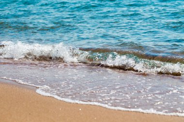 kumlu plaj ve mavi deniz dalgası. Güzel doğal arka plan. Turizm ve seyahat.
