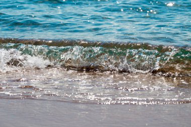 kumlu plaj ve mavi deniz dalgası. Güzel doğal arka plan. Turizm ve seyahat.