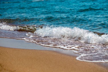 kumlu plaj ve mavi deniz dalgası. Güzel doğal arka plan. Turizm ve seyahat.