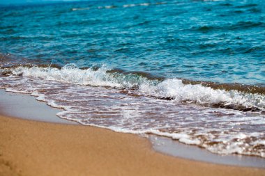 kumlu plaj ve mavi deniz dalgası. Güzel doğal arka plan. Turizm ve seyahat.