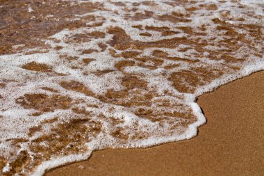 kumlu plaj ve mavi deniz dalgası. Güzel doğal arka plan. Turizm ve seyahat.