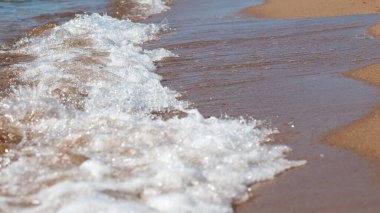 kumlu plaj ve mavi deniz dalgası. Güzel doğal arka plan. Turizm ve seyahat.