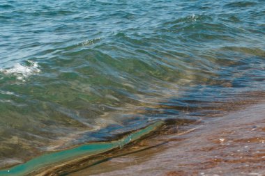 kumlu plaj ve mavi deniz dalgası. Güzel doğal arka plan. Turizm ve seyahat.