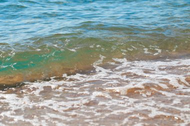 kumlu plaj ve mavi deniz dalgası. Güzel doğal arka plan. Turizm ve seyahat.