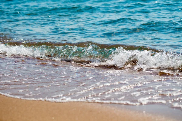 Spiaggia sabbiosa e onda blu del mare. Bellissimo sfondo naturale. Turismo e viaggi . — Foto Stock