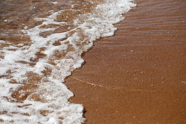 Sandy beach and blue sea wave. Beautiful natural background. Tourism and travel. — Stock Photo, Image