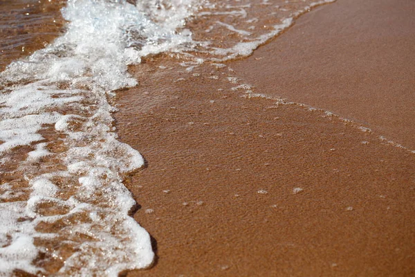 Sandy beach and blue sea wave. Beautiful natural background. Tourism and travel. — Stock Photo, Image