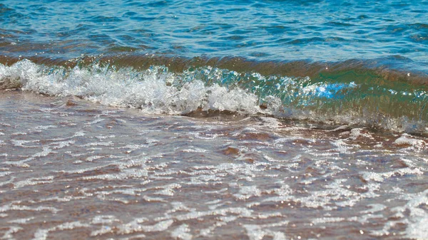 Sandstrand und blaue Meereswelle. schöner natürlicher Hintergrund. Tourismus und Reisen. — Stockfoto