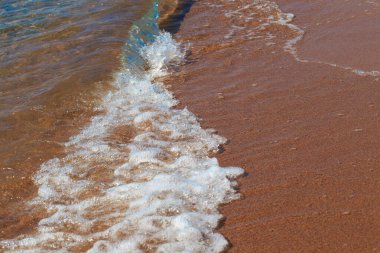 kumlu plaj ve mavi deniz dalgası. Güzel doğal arka plan. Turizm ve seyahat.