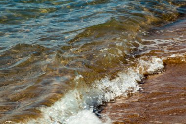 kumlu plaj ve mavi deniz dalgası. Güzel doğal arka plan. Turizm ve seyahat.