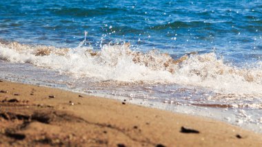 kumlu plaj ve mavi deniz dalgası. Güzel doğal arka plan. Turizm ve seyahat.