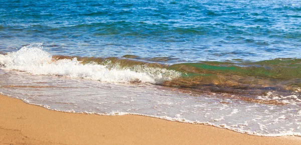 Sandstrand och blå havsvågor. Vacker natur bakgrund. Turism och resor. — Stockfoto