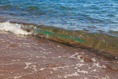 kumlu plaj ve mavi deniz dalgası. Güzel doğal arka plan. Turizm ve seyahat.