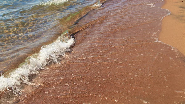 Sandstrand och blå havsvågor. Vacker natur bakgrund. Turism och resor. — Stockfoto