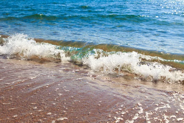 Kumlu plaj ve mavi deniz dalgası. Güzel doğal arka plan. Turizm ve seyahat. — Stok fotoğraf