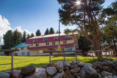 Kırgızistan, Karakol Kayak Merkezi - 22 Ağustos 2019. Dağlarda yüksek yaz dağları manzarası.