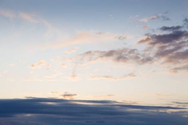 Mavi gökyüzüne karşı parlak kümülüs bulutları. Günbatımı gökyüzü Doğal arkaplan.
