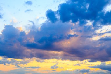 Mavi gökyüzüne karşı parlak kümülüs bulutları. Günbatımı gökyüzü Doğal arkaplan