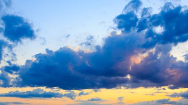 Mavi gökyüzüne karşı parlak kümülüs bulutları. Günbatımı gökyüzü Doğal arkaplan