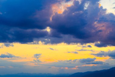 Mavi gökyüzüne karşı parlak kümülüs bulutları. Günbatımı gökyüzü Doğal arkaplan