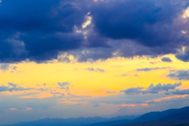 Mavi gökyüzüne karşı parlak kümülüs bulutları. Günbatımı gökyüzü Doğal arkaplan