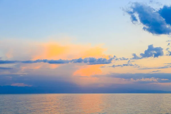 Nubes brillantes de cúmulos contra el cielo azul. Cielo del atardecer Fondo natural — Foto de Stock