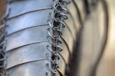 Metal ortaçağ zırhı. Yüzüklerden ve demir plakalardan gelen zincir postalar. El yapımı. Demirci.