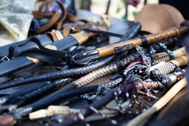 Deri kamçıları dokuyor. antika enstrümanların dokusu