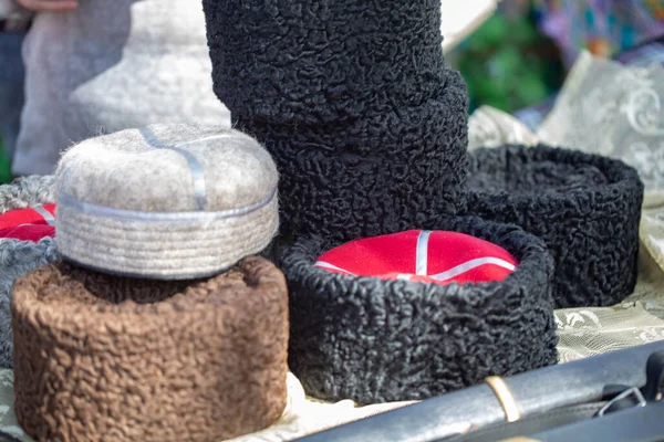 Des casquettes nationales cosaques. Coiffe de cosaques en fourrure de karakul . — Photo