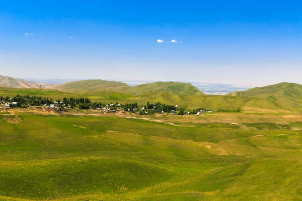 Bellissimo Paesaggio Primaverile Estivo Colline Verdeggianti Alte Montagne Innevate Primavera — Foto Stock