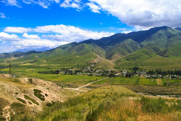 俯瞰山中的峡谷 村庄和道路 吉尔吉斯斯坦Issyk Ata Gorge — 图库照片
