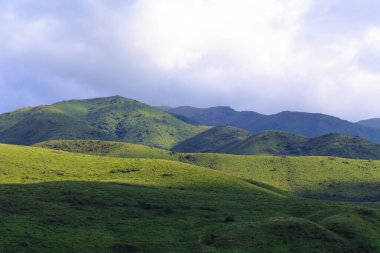 Dağlardaki vadi manzarası. Köy ve yol. Kırgızistan Issyk-ata geçidi.