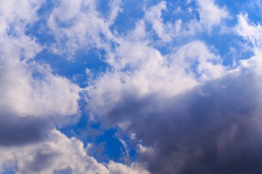 Mavi gökyüzüne karşı parlak kümülüs bulutları. Günbatımı gökyüzü Doğal arkaplan