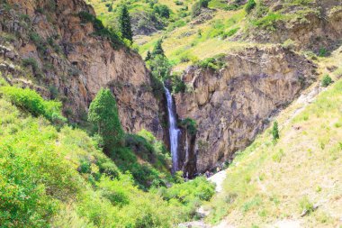 Kegeti şelalesi. Turizm ve seyahat geçmişi. Yaz manzarası. Kırgızistan.