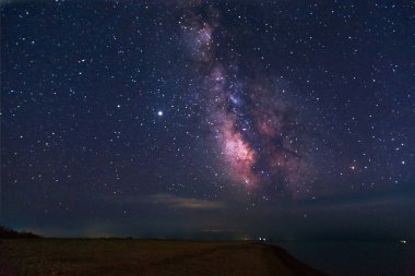 Derin gökyüzü astrofotoğrafçılığı. Denizin üzerinde Samanyolu. Doğal arkaplan